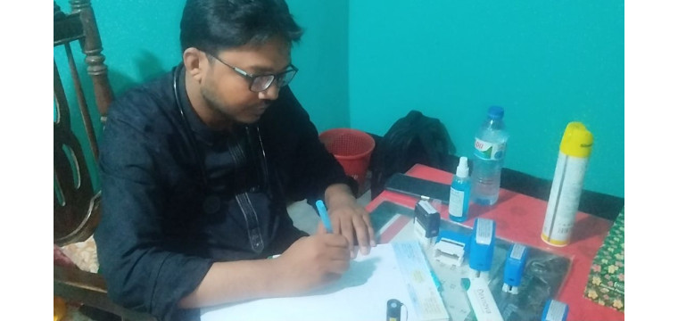 চাঁপাইনবাবগঞ্জে ১০০ টাকা ফিতে রোগী দেখছেন ডা. জহির রায়হান