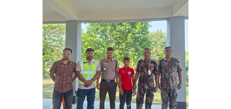 ভারতীয় শিশুকে উদ্ধার,পতাকা বৈঠকের মাধ্যমে  ফেরত দিলে আরএমপি বোয়ালিয়া থানার পুলিশ 