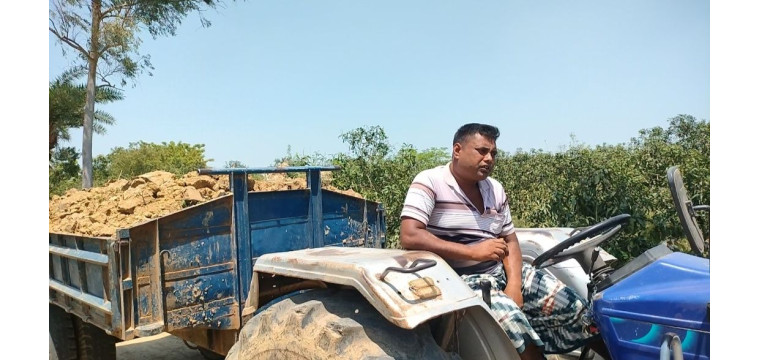 নাচোলে কৃষিজমির মাটি কাটায় চারজনকে ২ লক্ষ টাকা অর্থদণ্ড