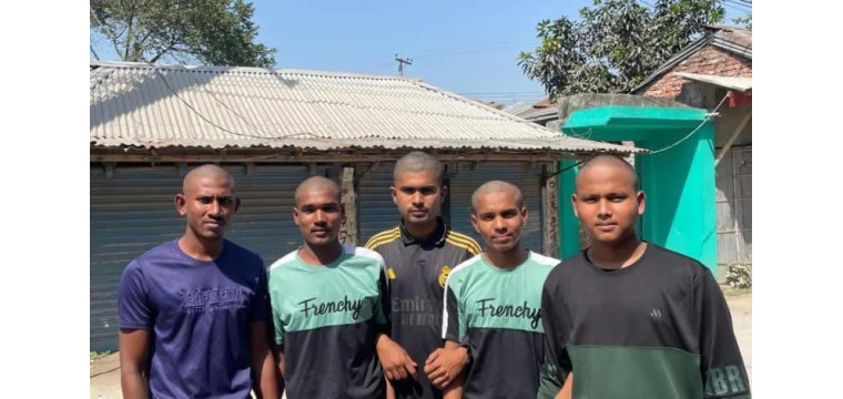 বন্ধুত্বের টানে একসঙ্গে ন্যাড়া হলেন ৫ যুবক