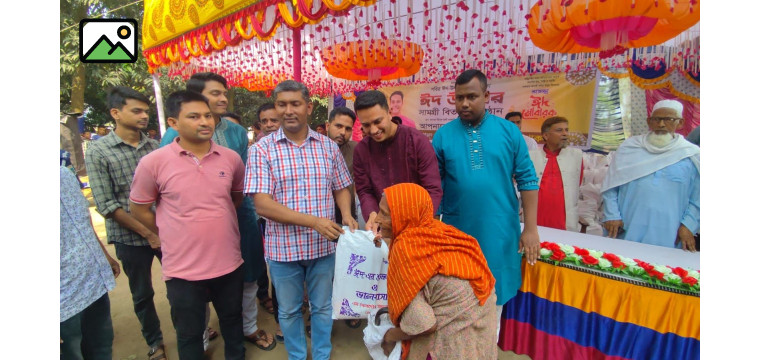 গোমস্তাপুরে অসহায় ও দুস্থদের মাঝে খোকনের ঈদ সামগ্রী বিতরণ