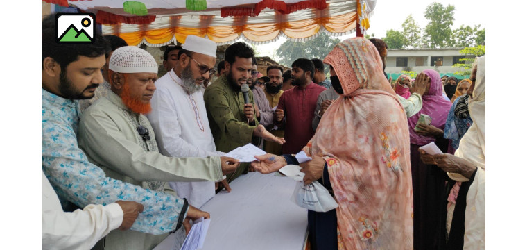 ঈদুল ফিতর উপলক্ষে চাঁপাইনবাবগঞ্জে এমপি বুলবুলের ঈদ উপহার ও নগদ অর্থ বিতরণ