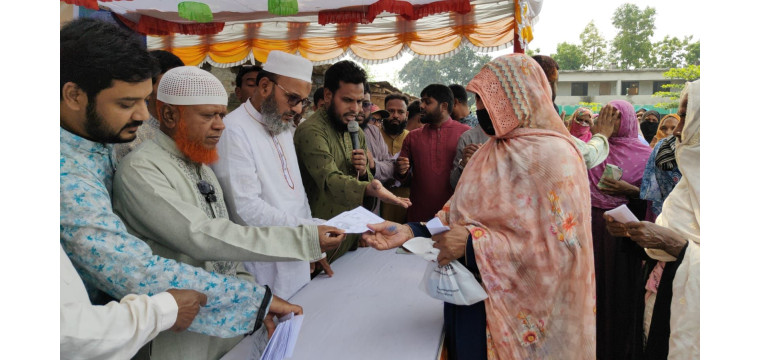 ঈদুল ফিতর উপলক্ষে চাঁপাইনবাবগঞ্জে এমপি বুলবুলের ঈদ উপহার ও নগদ অর্থ বিতরণ
